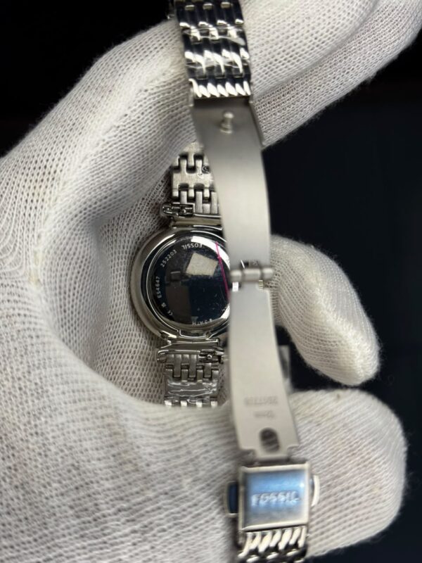 fossil-ladies-silver-analog-watch (1) Fossil Women's Silver Stainless Steel Analog Watch with Crystal Bezel & Mother-of-Pearl Dial